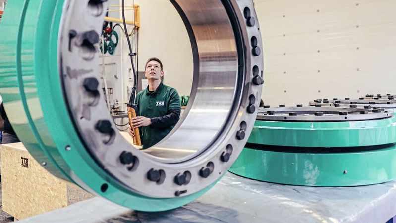 Windkraftanlagen werden Schrumpfscheiben mit bis zu einem Meter Innendurchmesser verbaut. Hydraulische Systeme sind in wenigen Minuten verspannt - bei mechanischen dauert es mehrere Stunden. (Bild:  TAS Schäfer)