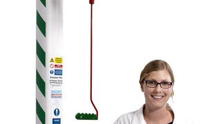 Bei Verbrennungen und Verätzungen ist eine sekundenschnelle Erste Hilfe notwendig. Durch Notduschen werden Schadstoffe an Körper und Augen mit großen Wassermengen sanft, schnell und gründlich abgespült. (Bild: Denios)