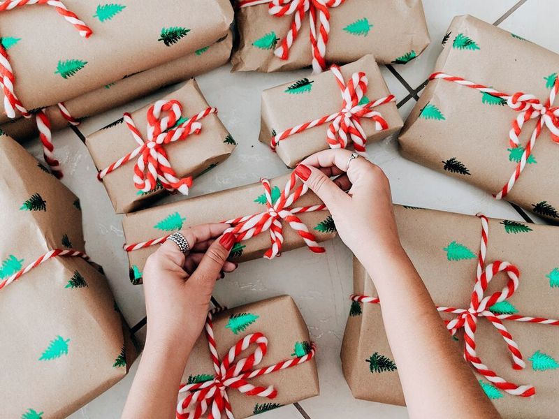 Fehlende Weihnachtsgeschenke unter dem Tannenbaum sind ärgerlich, aber wenn Medizintechnikprodukte verspätet oder gar nicht lieferbar sind, dann kann das gravierende Folgen haben. (Symbolbild) (gemeinfrei/Juliana Malta)