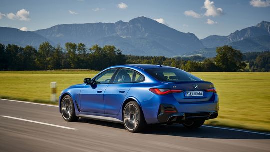 Beim 544 PS starken Performance-M-Modell kommt vorne und hinten je ein Elektromotor zum Einsatz.(Bild:  BMW)