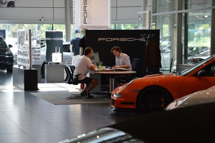 Im Kundenkontakt ist dem Team die persönliche Note wichtig. Online heißt dies für das Porsche-Zentrum Bensberg, durch Inhalte zu punkten, die aus dem eigenen Betrieb kommen. (Foto: Achter)