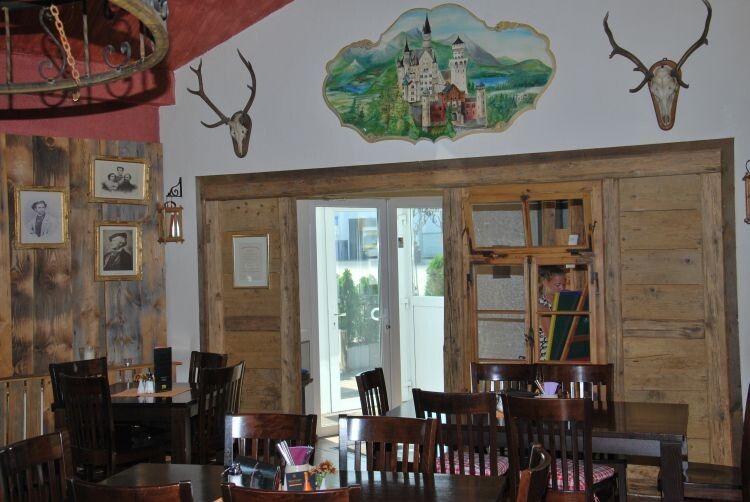 Das Wirtshaus „König Ludwig“ direkt auf dem Firmengelände des Nfz-Betriebs lockt mit kulinarischen Genüssen. (Wenz)