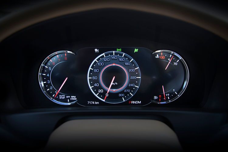 Die Anzeigen im Cockpit erstrahlen standesgemäß mit LCD-Technik. (Cadillac)