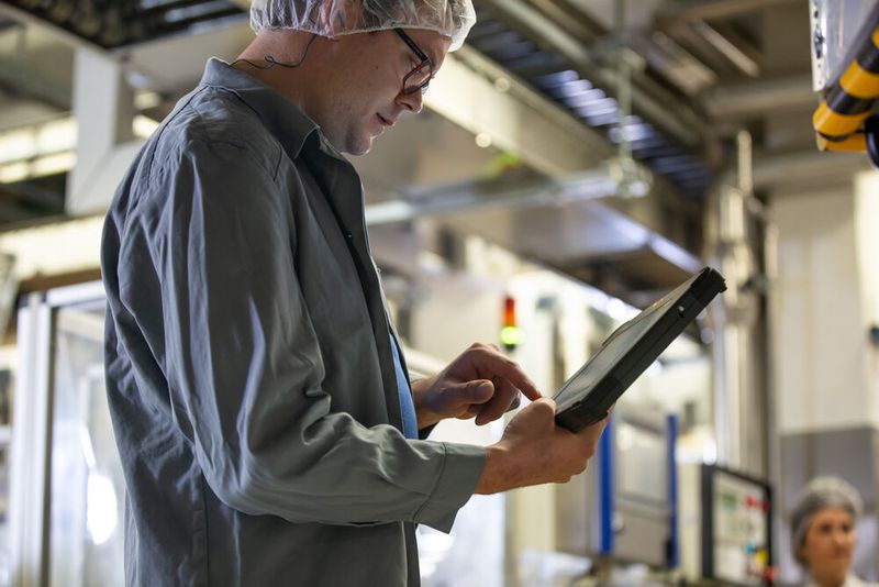 „Die Erfolge zu sehen ist sehr wichtig“, betont Benjamin Flaig. Der Energiemanager informiert sich per LOOXR Leckage-Portal über die beseitigen Druckluft-Leckagen und den damit erzielten Energieeinsparungen. (Bild: Alfred Ritter)