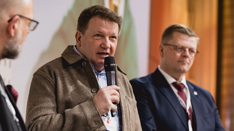 Die Stundenverrechnungssätze waren auch das Thema einer Diskussionsrunde. Im Bild von links: Thomas Kümmerle (Leitung Recht und Interessenvertretung beim BVSK), Thomas Aukamm (Hauptgeschäftsführer des ZKF) und Michael Wessels (Präsident des BVSK). (Bild: Stefan Bausewein)