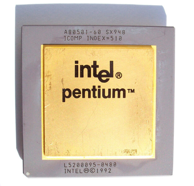 Der erste seiner Art: Am 22. März 1993 erschien mit dem Pentium P5 der erste Prozessor auf Basis der P5-Mikroarchitektur, welche Intels 486-Reihe ablöste. Die CPU war anfänglich inVariationen mit 60 und 66 MHz erhältlich. (Pentium 60 SX948 gold front / Andrzej w k 2 / CC BY-SA 3.0)