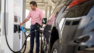 Pkw elektrisch laden (wie auf dem Bild) oder mit synthetischen Kraftstoffen befüllen? Darüber wird in Deutschland noch – zum Teil heftig – diskutiert. (Bild: Bosch)