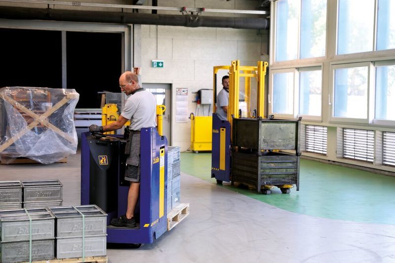Jüngste Mitglieder der bei WHT im Einsatz befindlichen Staplerflotte sind zwei weitere Elektro-Stand-Hochhubwagen ESI 16, mit deren Umgang die Mitarbeiter zwischenzeitlich bestens vertraut sind, und ein Gerät gleicher Baureihe, das jedoch größere Hubhöhen bis 3386 mm bedient. (Stöcklin Logistik)