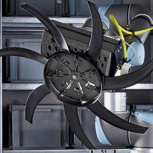 Auch wenn die zu greifenden Objekte nicht komplett ebene Flächen aufweisen, können Gimatic-Greifer sie dennoch prozesssicher aufnehmen und festhalten, wie hier, dieses Lüfterrad.(Bild:  Gimatic)