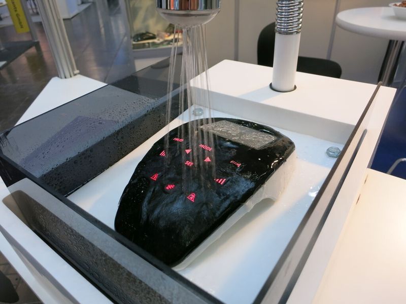 Weltneuheit von Abatek: Das HMI aus unzerkratzbarem PUR gibt Bedienern taktiles Feedback und ist wasserdicht. (Bild: Reinhardt)
