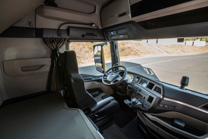 Die Armaturentafel in der neuen TG-Baureihe ist zum Fahrer hin orientiert. (MAN Truck & Bus SE)