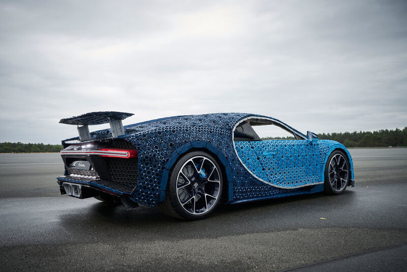 More than 1 million Lego Technic parts, 13,438 working hours, 5.3 hp, 92 Nm and a top speed of almost 20 km/h: The Bugatti Chiron as original Lego model. (Lego)