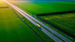 Der Aircargoclub Deutschland ACD empfiehlt, dass die Digitalisierung mit Blick auf die Luftfracht bereits am Boden optimiert werden sollte. So könnten etwa die idealen Routen herausgearbeitet werden. Die Luftfracht könne von den Lieferketten der Straße profitieren. Hier mehr dazu ... (Bild: ACD)