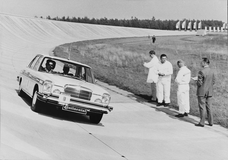 Das Fahrzeug im Testbetrieb – Eigentlich ging es bei dem visionären Projekt damals darum, wie Reifen wissenschaftlich exakt unter programmierten Bedingungen getestet werden können. (Continental)