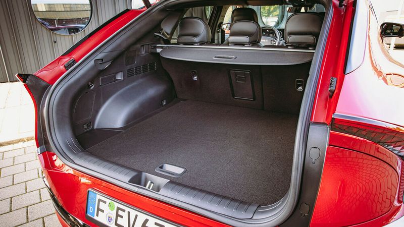 Der Kofferraum fasst 490 Liter. (Bild: Kia)