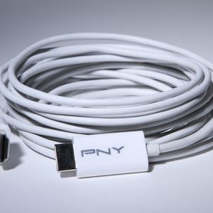 Das Apple-HDMI-Kabel zu HDMI mit der Länge 4,9m verbindet das I-Pad mit einem HD-Fernseher.