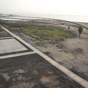 Der Pipe Conveyor passiert den Hafen: Dies ist der letzte Kurvenabschnitt vor dem Umschlagturm zum Hafenterminal.(Bild:  Beumer Group)