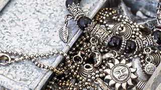 Billiger Modeschmuck ist häufiger mit giftigen Schwermetallen belastet, wie das BVL nachgewiesen hat (Symbolbil). (Bild: ©Sunnydays - stock.adobe.com)