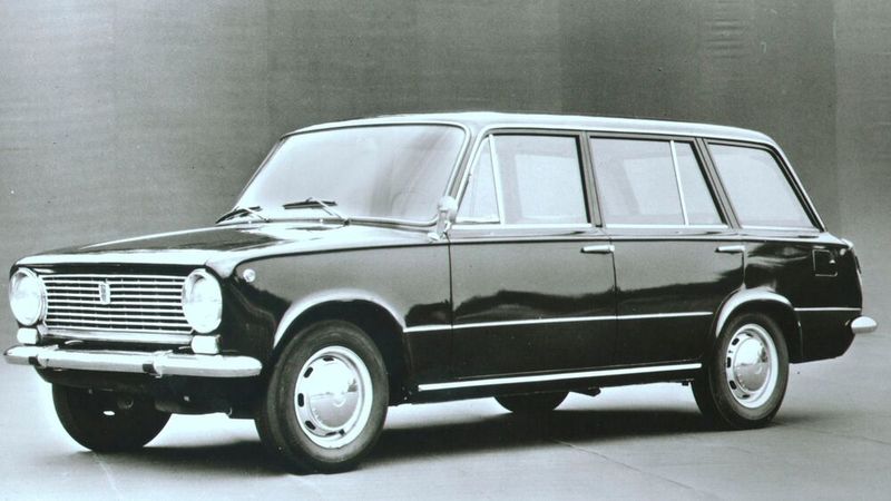 Zusammen mit den Lizenznachbauten, darunter rund 17,3 Millionen Exemplare des bis 2014 gebauten Schiguli (Lada), ist der Fiat 124 mit einer Stückzahl von knapp 23 Millionen eine der meistproduzierten Automobilkonstruktionen. Neben der Limousine gab es auch den 124 Familiare. Er verfügte serienmäßig über vier Türen und eine weit aufschwingende Heckklappe. (Bild: Fiat)