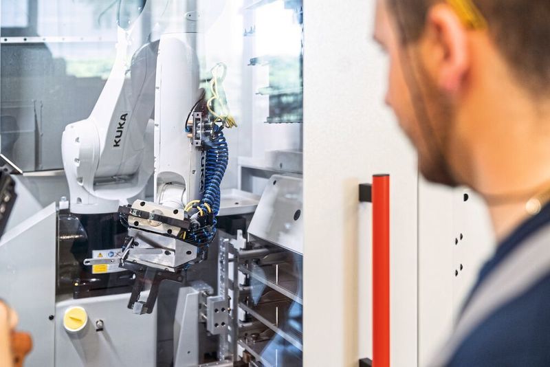 Maschinenbediener Fadri Pitsch arbeitet sehr gerne an der C 12 U – auch wegen des Roboters: «Die Technologie fasziniert.» (maikgoering photography)
