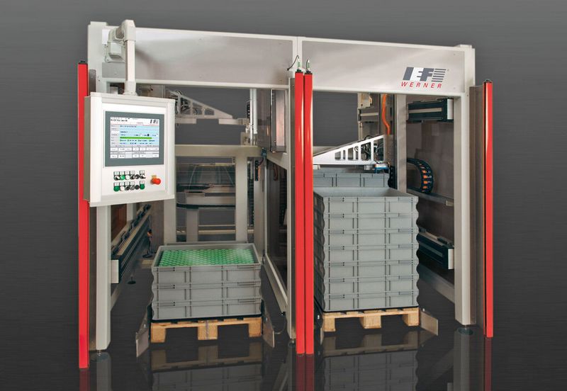 Vorderansicht der Palettieranlage: Leere Trays werden auf Europaletten angeliefert, befüllt und wieder auf der Europalette abgelegt. (Bild: IEF-Werner GmbH)