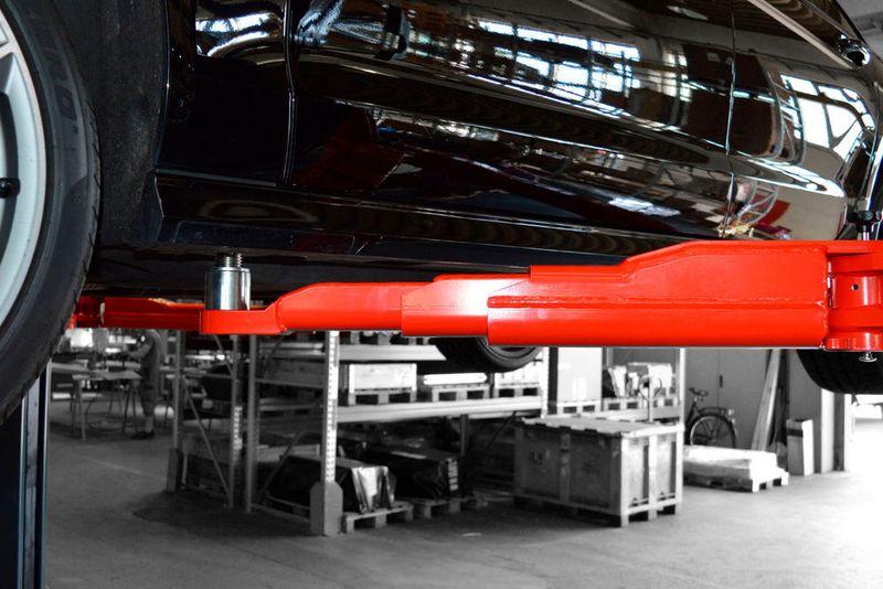 Das flache Querschittsprofil des Tragarms gewährleistet ein schnelles und unkompliziertes Aufbocken von Sportwagen mit geringer Bodenfreiheit. (Autopstenhoj)