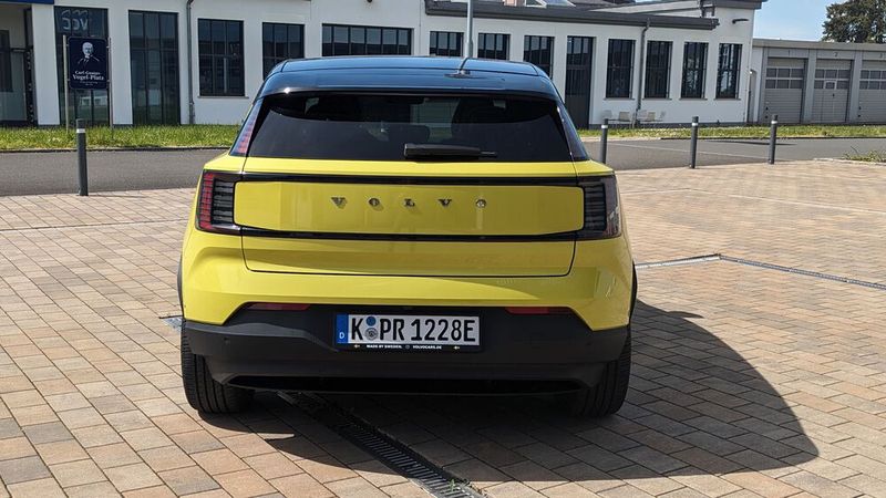 3. Das Fahrgefühl: Wer keinen Wert darauf legt, aus dem Stand heraus alle anderen Fahrzeuge hinter sich zu lassen, der ist mit den 200 kW/272 PS der Single-Motor-Extended-Range bestens bedient. Auch sie braucht gerade einmal 5,3 Sekunden, um von 0 auf 100 km/h zu beschleunigen. Die Allradversion schafft das in rekordverdächtigen 3,6 Sekunden. Schluss ist bei allen drei erhältlichen EX30-Varianten Volvo-typisch bei 180 km/h. Was bei Verbrennern noch für Naserümpfen gesorgt hatte, entpuppt sich bei den Elektroautos nun als Vorteil. Schließlich regelt manch ein Hersteller seine Modelle bei einer deutlich niedrigeren Geschwindigkeit ab. Bei den Testfahrten entpuppte sich der EX 30 als ein dynamisches und zugleich sehr souveränes Gefährt. (Bild: Simon – VCG)