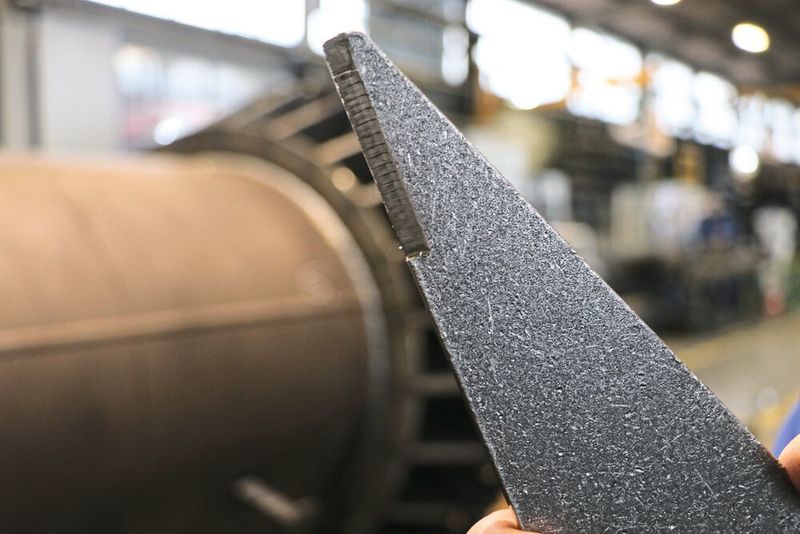 Das Trutool TKF 1500 schafft exakte, oxydfreie sowie metallisch blanke und gleichmäßige Schweißkanten... (Trumpf)