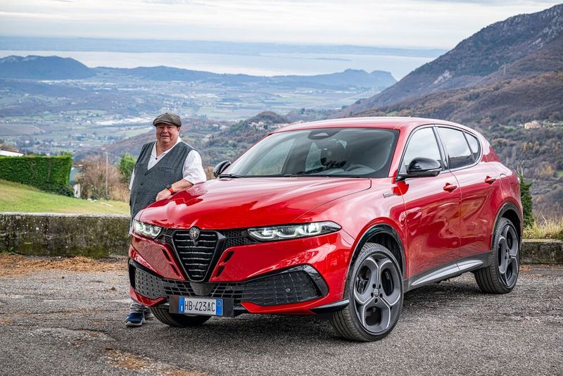 Der Autor und der neue Tonale (Bild: Alfa Romeo/Dino Eisele)