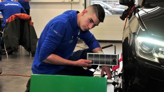 Beim Wettbewerb im vergangenen Jahr musste sich Benjamin Maas aus dem Saarland in der Prüfungsaufgabe der Kamerajustage widmen. (Bild: Schmidt – autoFACHMANN)