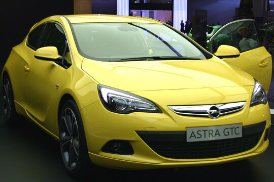 Der Astra-Dreitürer GTC mit seiner sportlichen Optik soll die Marke bei jüngeren Käufergruppen wieder attraktiver machen. (Rehberg)