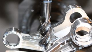 Der Fräser Mega Alu Power sorgt für Prozesssicherheit beim Konturschruppen des Umlenkhebels. (Bild: Iscar)