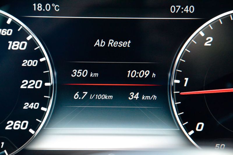 Mit knapp sieben Liter Kraftstoffverbrauch bestätigt das Auto zwar nicht die Herstellerangaben. Aber die angegebenen 5,1 Liter sind im Alltagsbetrieb wahrscheinlich  nicht wirklich zu erreichen. (Bild: Michel / »kfz-betrieb«)