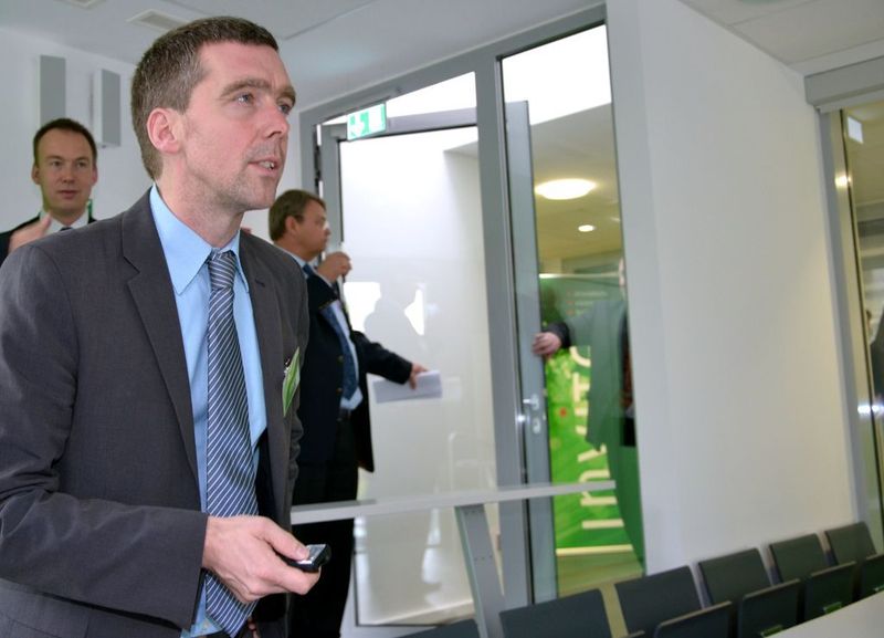 Architect Stefan Brinker explains the special features of the new building to the guests in the lecture hall at the innovation center,...  (Picture: M.Henig/PROCESS)