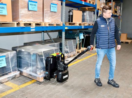 Der neue Niederhubwagen Lwio15 von Clark Europe ist mit einer Länge bis zur Vorderseite der Gabeln (L2-Maß) von nur 400 Millimetern und einer Arbeitsgangbreite von lediglich 1.810 Millimetern relativ wendig.(Bild:  Clark Europe)