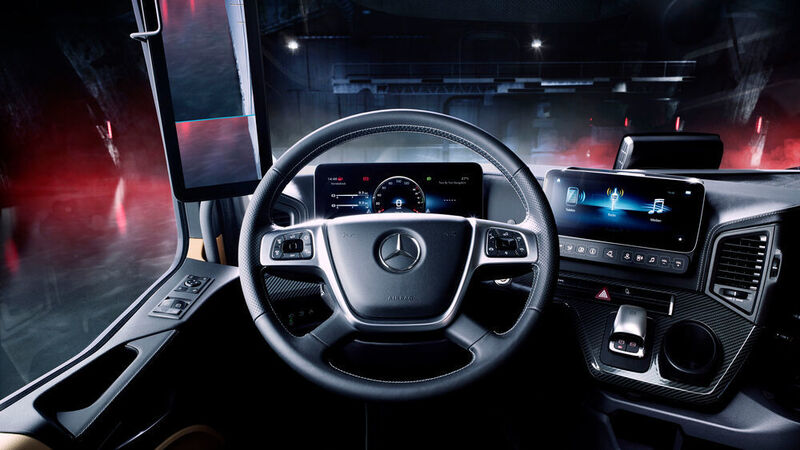 In der fünften Generation des Mercedes Actros ersetzen zwei Bildschirme die klassische Instrumententafel, außerdem zeigen Displays an den A-Säulen den Verkehr im Toten Winkel. (Daimler)