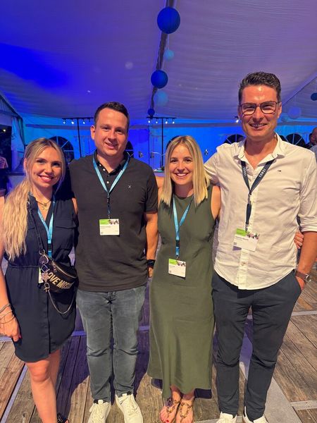 Lydia Hundsdörfer (Vogel IT-Akademie) mit dem Ionos-Team: (v. l.) Patrick Janowsky, Emily Raidt, Sebastian Albrecht (Bild: Vogel IT-Medien GmbH)