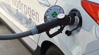 Wasserstoff tanken ist fast so einfach wie Diesel oder Benzin nachfüllen. (Sven Prawitz/»Automobil Industrie«)