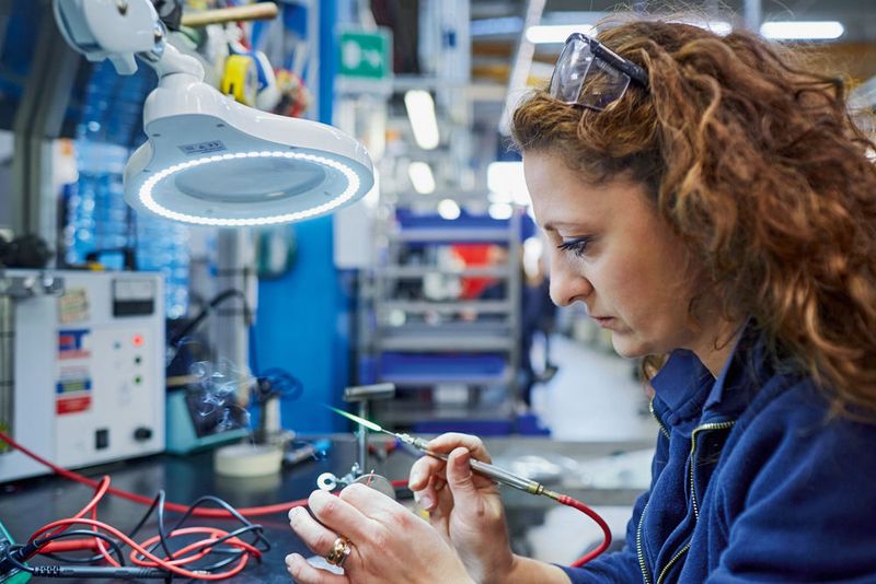 Endress+Hauser bietet ein umfassendes Portfolio an Messtechnik für die verfahrenstechnische Industrie. Das Bild zeigt die Fertigung von Temperatursensoren bei Endress+Hauser im italienischen Pessano con Bornago. (Endress+Hauser)