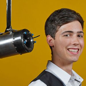 Für die Entwicklung eines energieeffizenten, klimafreundlicheren Flugzeugantrieb erhielt der 18-jährige Phillip Sinnewe den Preis für eine außergewöhnliche Arbeit. In seinem Modell eines Strahltriebwerks erprobte er als neue Treibstoffart ein Wasser-Alkohol-Gemisch anstelle von Kerosin.