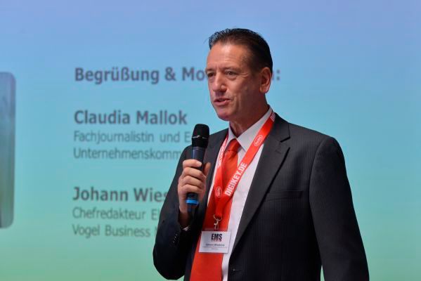 EP-Chefredakteur Johann Wiesböck begrüßt die Teilnehmerinnen und Teilnehmer. (Bild: Johannes Untch/Vogel Business Media)