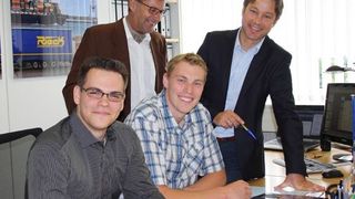 Klaus Fischer, Ausbildungsleiter bei Rieck (hinten links) und Patrick von Oy, Rieck-Geschäftsleitung (hinten rechts), mit den Studenten Nicolas Salchow (links) und Kilian Briese. (Bild: Rieck)