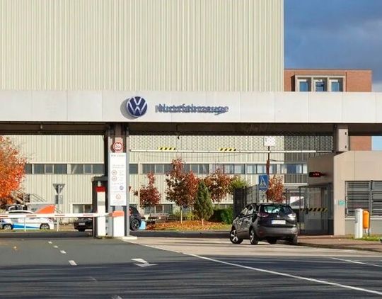 Dunkle Zukunft! Bei der letzten außerordentlichen Betriebsversammlung aufgrund der Sparpläne der VW-Entscheider, kam heraus, dass man noch nicht weiß, was nach 2030 im Werk Hannover wirtschalftlich hergestellt werden kann ...(Bild:  F. Schreiber)