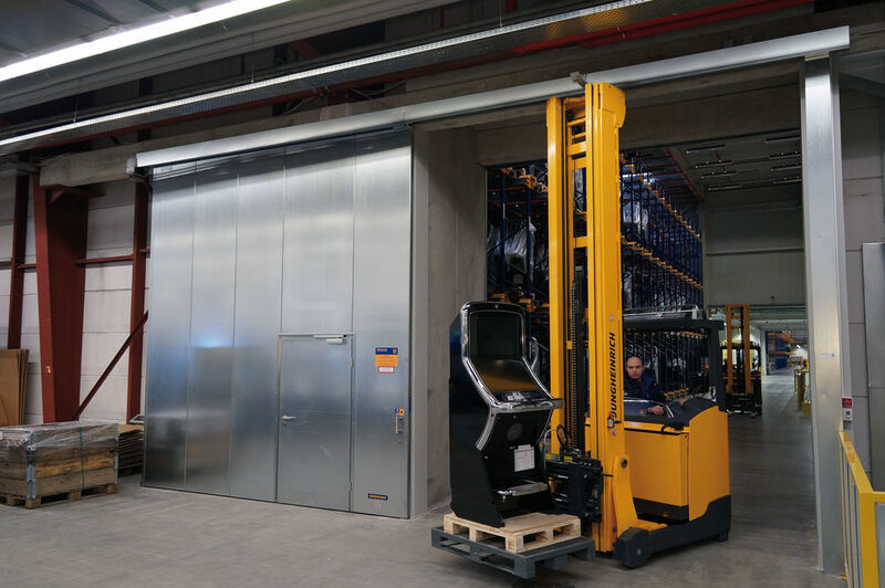 Die zwischen den Hallenübergängen installierten Feuerschutz-Schiebetore im neuen Logistikzentrum von Gauselmann hat Hörmann als Sonderanfertigung mit 4,50 m Höhe geliefert. (Hörmann)