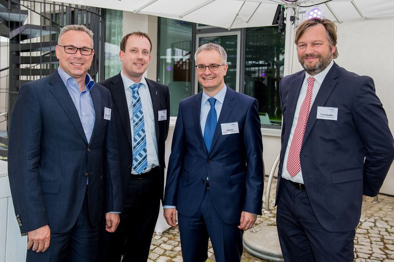 Manfred Beeres (2.v.re.), Leiter Kommunikation/Presse beim BVMed und stellvertretender Geschäftsführer Med-Inform, mit Gästen. (Bild: BVMed)