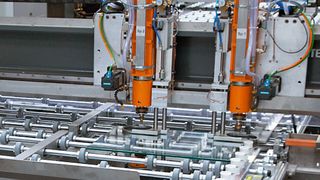 Bild 1: Den Spindel­antrieb so konstruieren, dass kein Glasstaub eindringen kann – das war die Anforderung an die Sondermotorenbauer. (Bild: Benteler Maschinenbau)