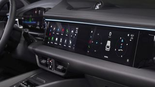 Im neuen Macan kann auch der Beifahrer über einen eigenen optionalen 10,9 Zoll großen Bildschirm Fahrzeuginformationen einsehen, Einstellungen am Infotainment vornehmen oder während der Fahrt Videos streamen. (Bild: Porsche)