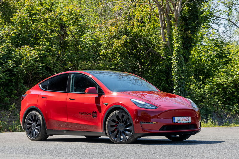 Bei zwei Motoren mit zusammen angeblich 450 PS – nix genaues verrät Tesla wie üblich nicht - ist es egal, ob das Auto jetzt ein, zwei Zentner mehr oder weniger wiegt und man sucht sich besser ein freies Stück Straße für den ersten Kickdown.