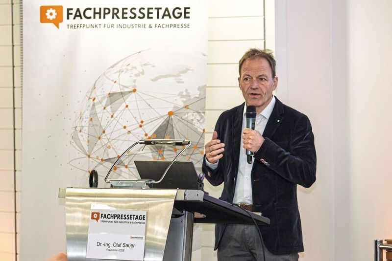 Dr. Olaf Sauer vom Fraunhofer IOSB spricht auf den Fachpressetagen über seine Erfahrungen aus dem Einsatz von KI und ML in der Produktion. (Bild: Niki Hüttner/Redaktionsbüro Stutensee)