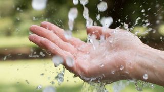 Mithilfe von Hydrogelen auch Luftfeuchtigkeit für die Trinkwassergewinnung anzureichern, war bislang nicht möglich. Nun ist es Forschern gelungen, mittels hygroskopischer Salze, die Saugleistung zur beschleunigen und der Luft so rasch große Mengen an Feuchtigkeit zu entziehen. (Bild: © Monet - stock.adobe.com)